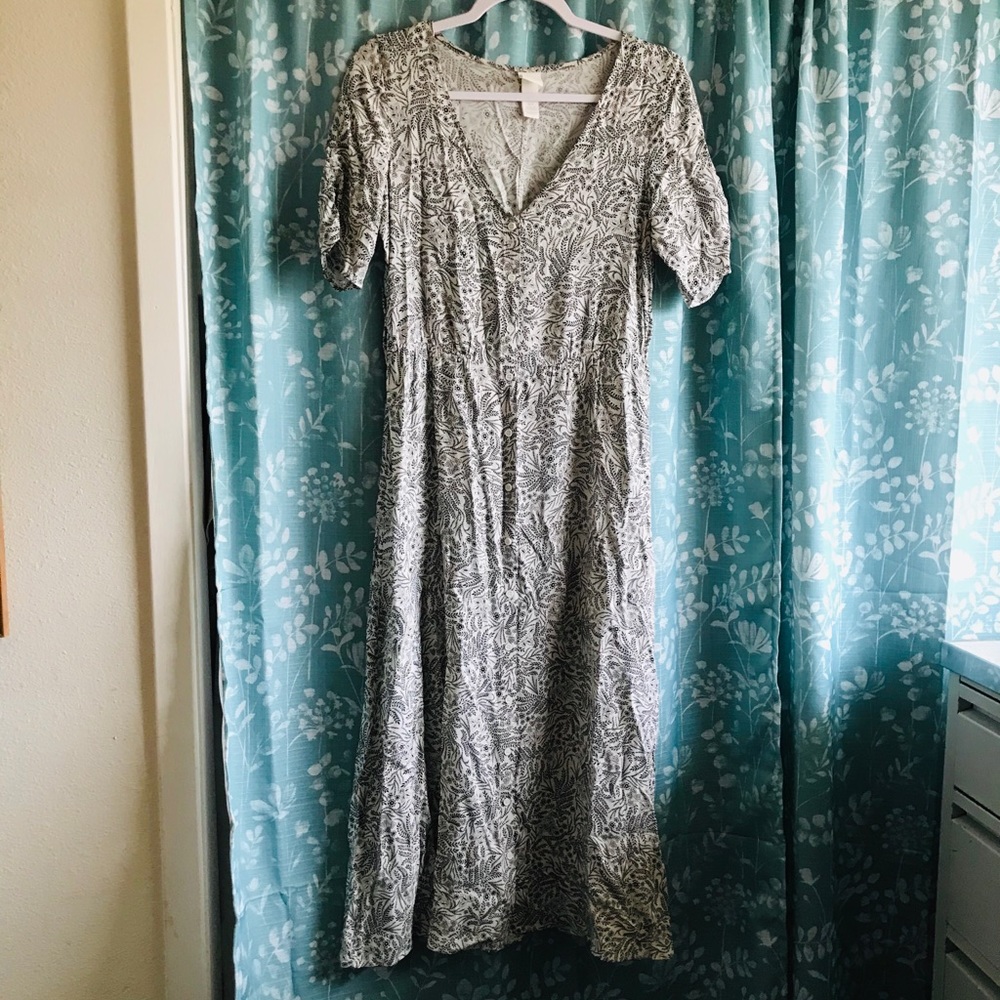 H&M Button Down Midi Dress 🌿